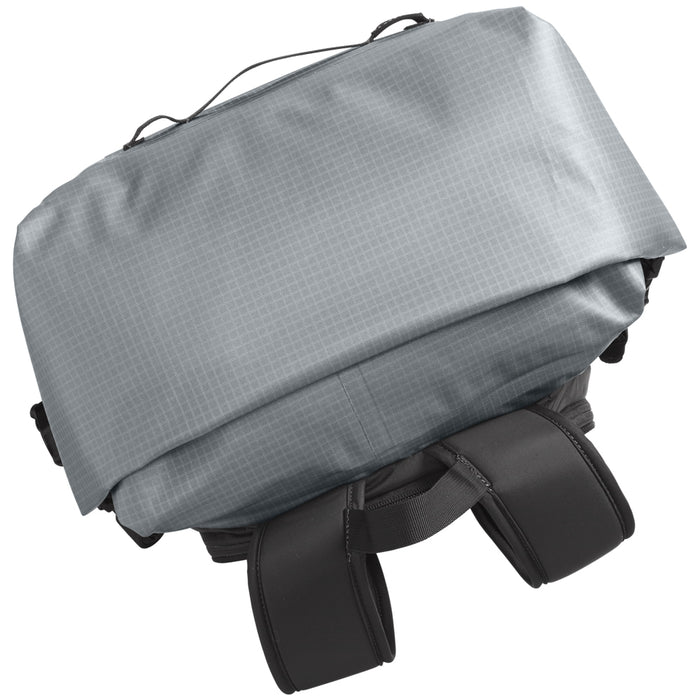 2755001000 HIELERA SUAVE CON CENTRO DE HIDRATACION CHILLBAK PACK 30 MONUMENT GREY MARCA CAMELBAK